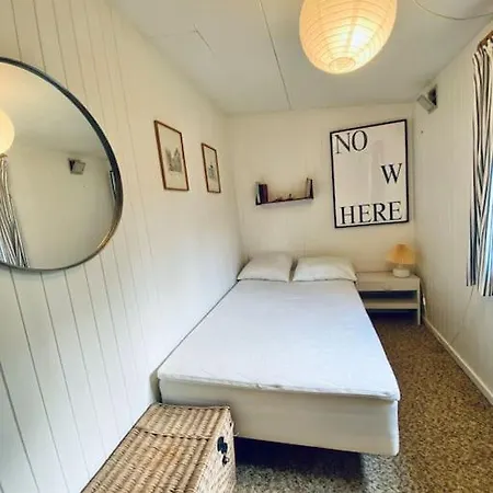 Cozy Cabin, Walking Distance To The Ocean.