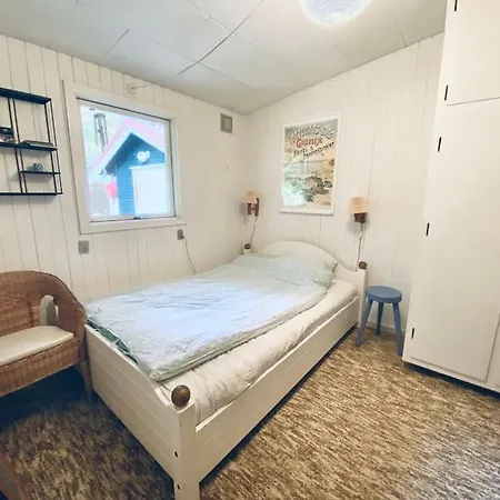 Cozy Cabin, Walking Distance To The Ocean.